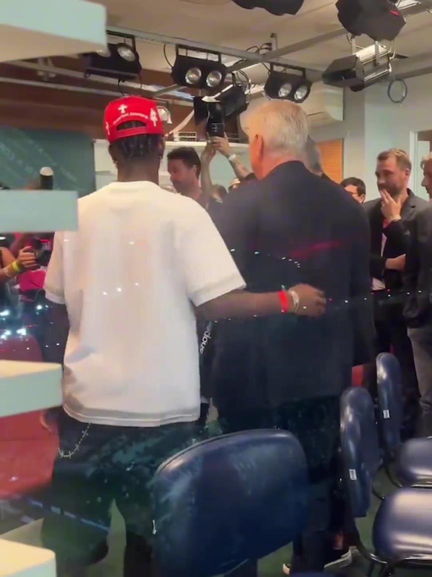 又见面了维尼修斯回到巴西与正在考察球员的安切洛蒂谈笑风生